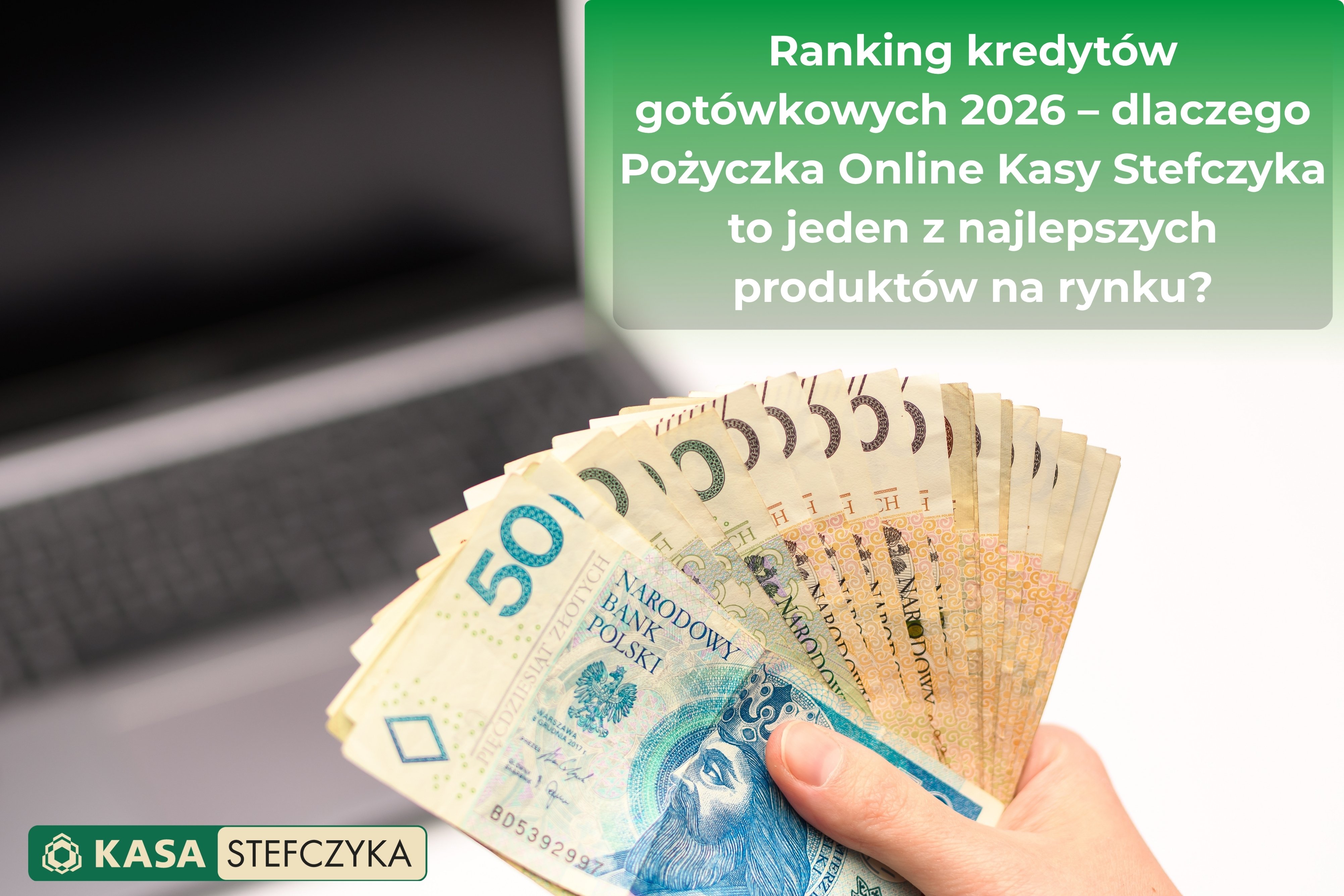 Dłoń trzymająca plik banknotów na tle laptopa z tytułem artykułu o rankingu kredytów gotówkowych 2026 i logiem Kasy Stefczyka.Blog