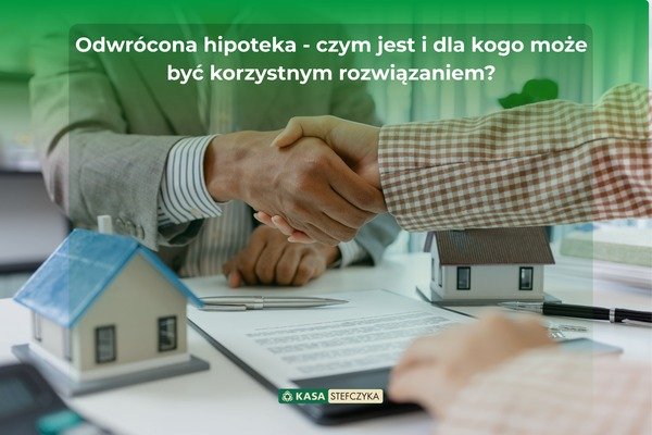 Uścisk dłoni nad dokumentem przy modelach domów symbolizujący porozumienie finansowe związane z odwróconą hipoteką