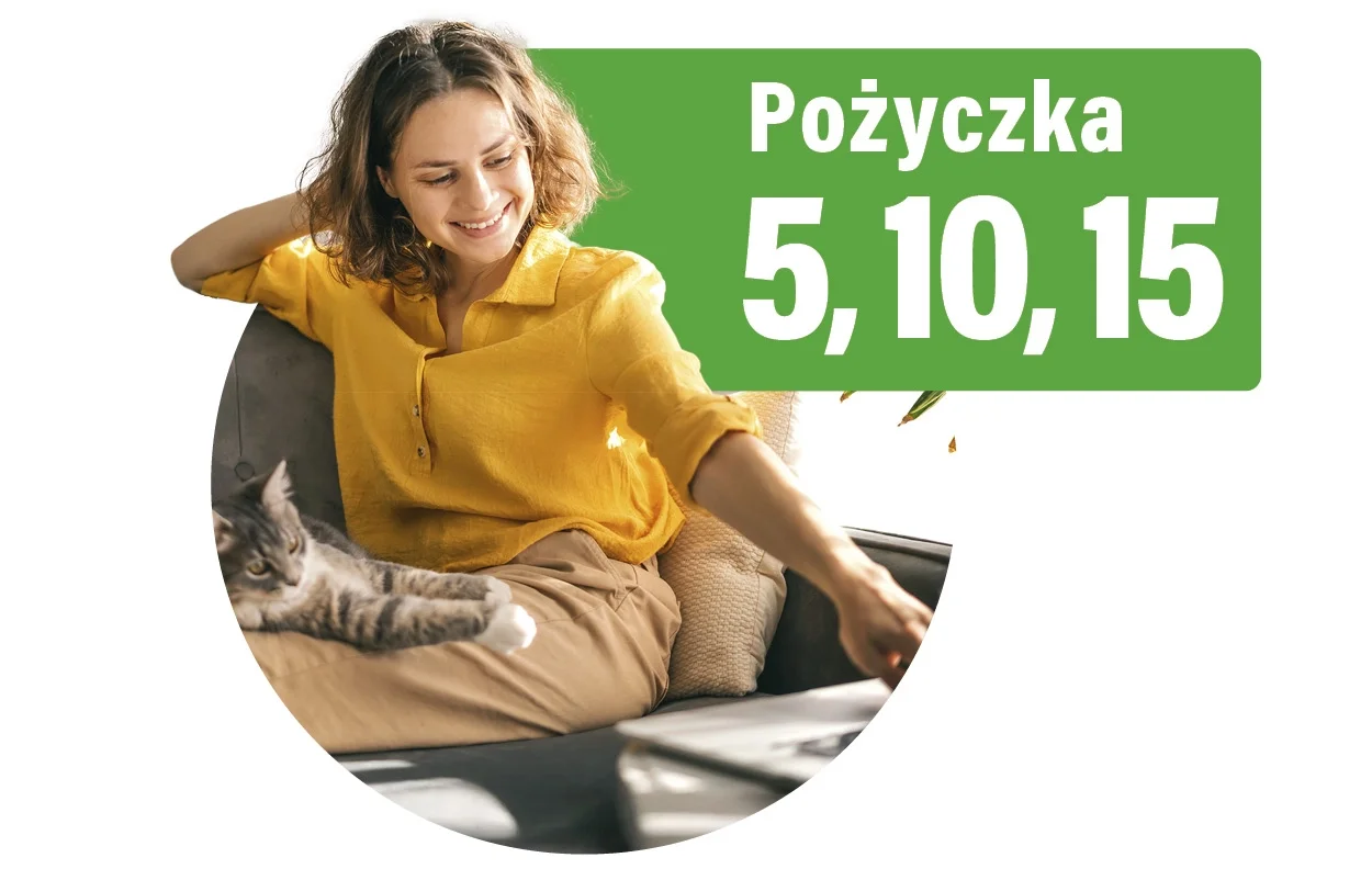 Uśmiechnięta kobieta w żółtej bluzce siedzi na kanapie obok kota. Obok znajduje się zielony baner z napisem: Pożyczka 5, 10, 15.