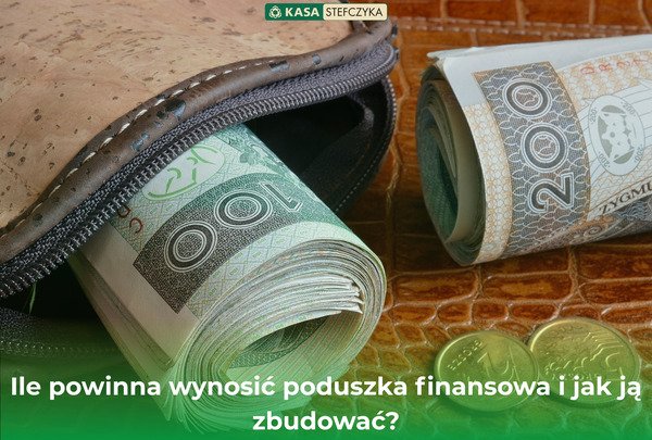 Zrolowane banknoty 100 i 200 zł oraz monety obok portfela, symbolizujące odkładane oszczędności. Grafika z tytułem artykułu: Ile powinna wynosić poduszka finansowa i jak ją zbudować.Blog