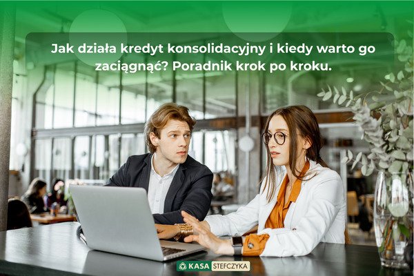 Dwie osoby analizujące finanse przy laptopie podczas konsultacji dotyczącej łączenia zobowiązań