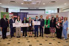 Pamiątkowe grupowe zdjęcie z ogólnopolskiego konkursu ekonomicznego.