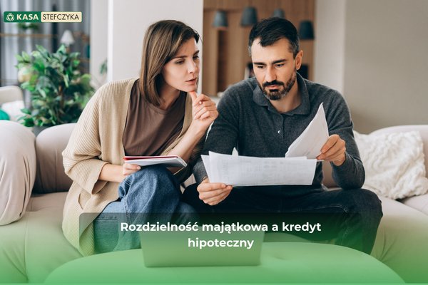 Kobieta i mężczyzna siedzący na kanapie w salonie, w skupieniu analizujący wspólnie dokumenty – grafika ilustrująca artykuł o wpływie rozdzielności majątkowej na kredyt hipoteczny w Kasie Stefczyka.Blog
