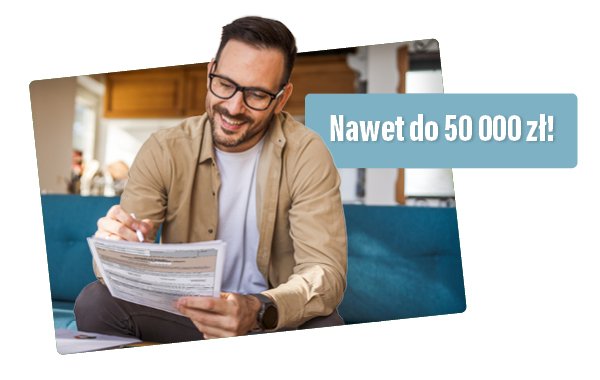 Mężczyzna siedzący na kanapie wypełnia dokumenty, obok napis: Nawet do 50 000 zł.