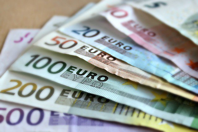 banknotes-gf209db1ee_640.jpeg