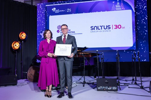 Wiceprezes SALTUS Ubezpieczenia Mariusz Czajka odbiera okolicznościowy dyplom z rąk Joanny Gorczycy, członkini zarządu FOB